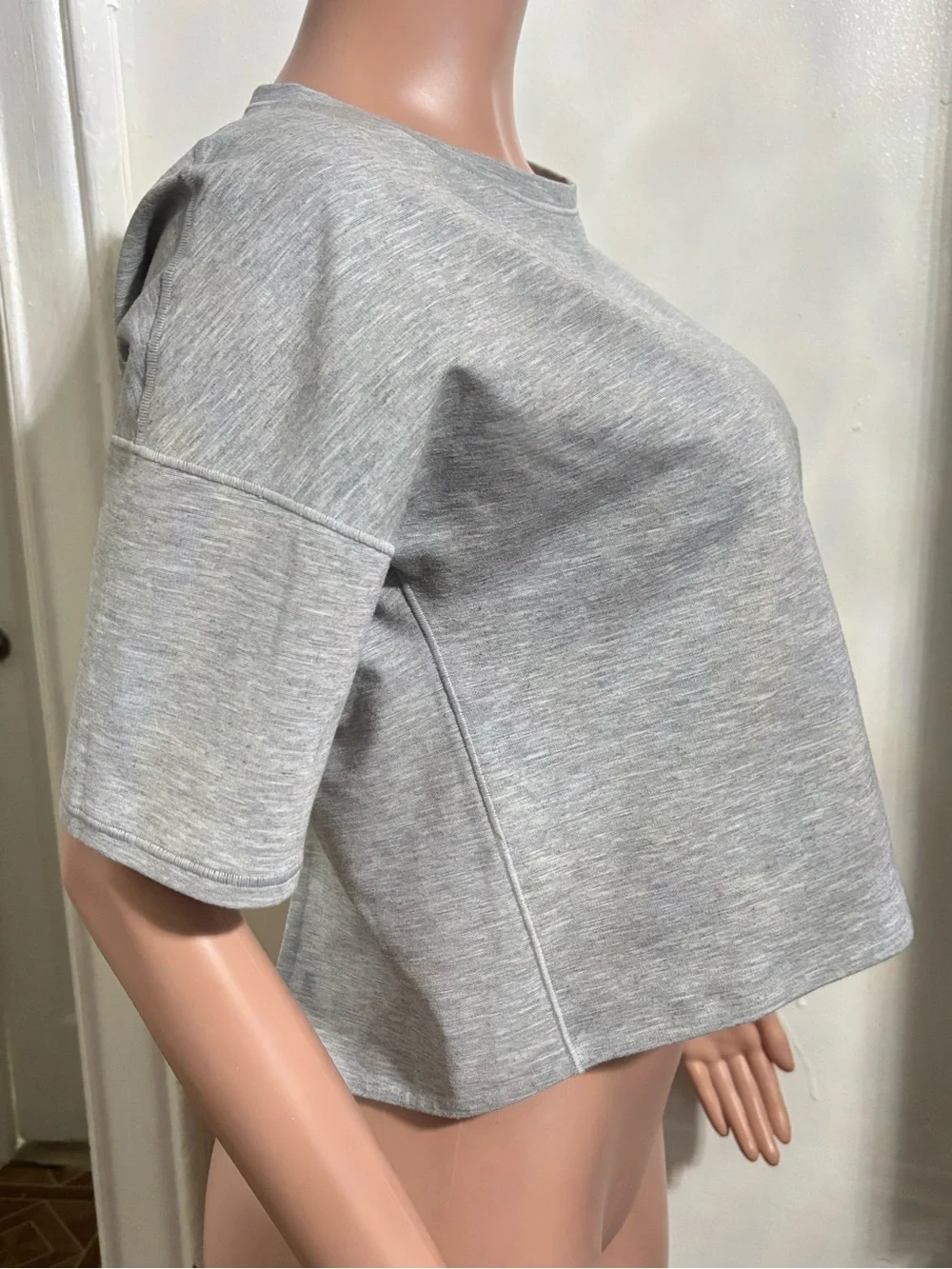 LULULEMON ATHLETICA Women’s Light Gray Cropped Tee with Back Slit